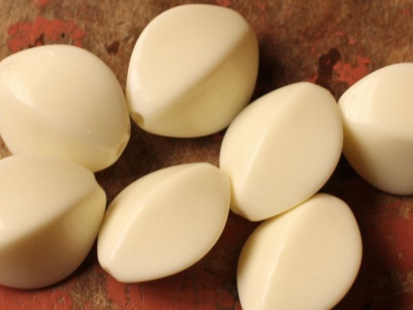 画像2: ヴィンテージ　ルーサイトビーズ【ラージ笹型・アイボリー】 (2)