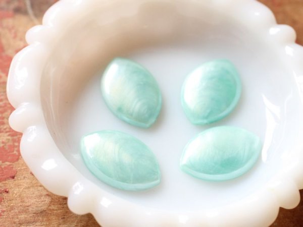画像4: ヴィンテージ・ルーサイトのカボション【リーフ・アクアパール】2個 (4)