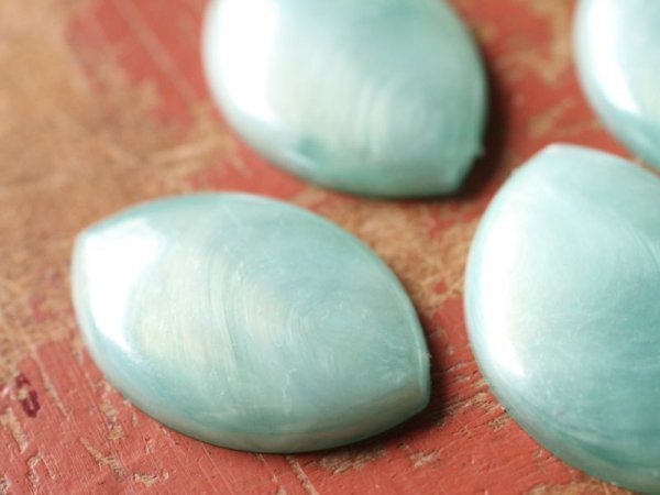 画像2: ヴィンテージ・ルーサイトのカボション【リーフ・アクアパール】2個 (2)