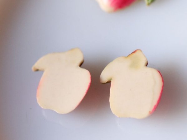 画像6: ジャパンヴィンテージのリンゴのカボション（セルロイド）2個 (6)