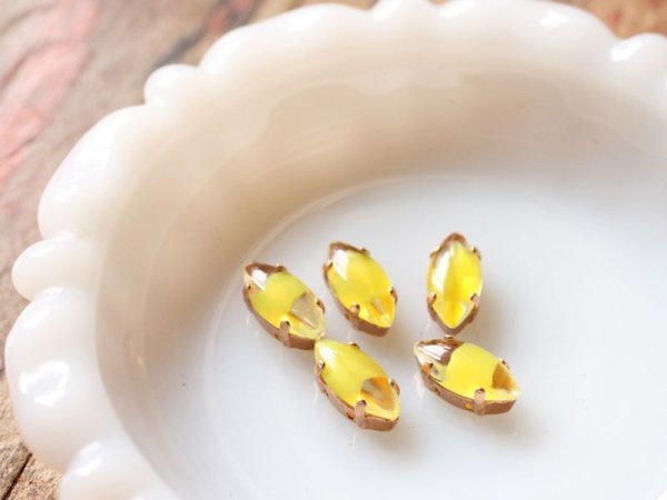 画像8: ドイツヴィンテージラインストーン　ナヴェット【ギブレ・イエロー】15×7ミリ　縫付け用台座　2個　 (8)