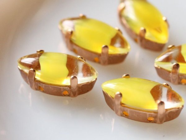 画像2: ドイツヴィンテージラインストーン　ナヴェット【ギブレ・イエロー】15×7ミリ　縫付け用台座　2個　 (2)