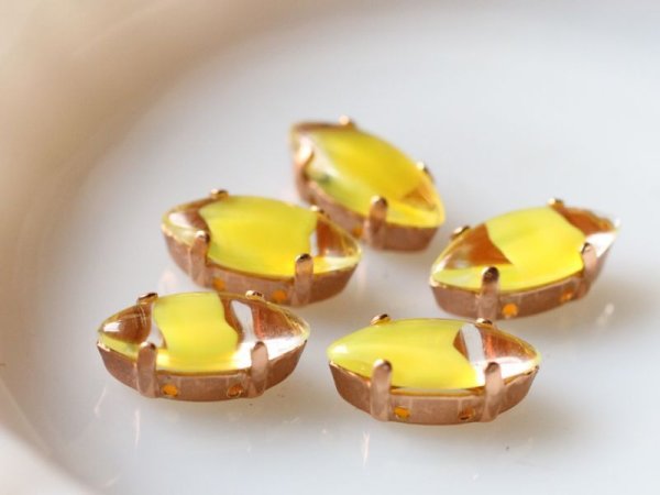 画像6: ドイツヴィンテージラインストーン　ナヴェット【ギブレ・イエロー】15×7ミリ　縫付け用台座　2個　 (6)