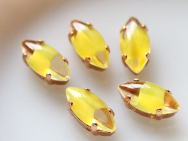 画像3: ドイツヴィンテージラインストーン　ナヴェット【ギブレ・イエロー】15×7ミリ　縫付け用台座　2個　 (3)