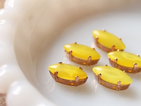 画像5: ドイツヴィンテージラインストーン　ナヴェット【イエロー・ムーンストーン】15×7ミリ　縫付け用台座　2個　 (5)