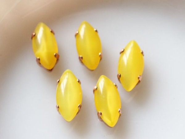 画像4: ドイツヴィンテージラインストーン　ナヴェット【イエロー・ムーンストーン】15×7ミリ　縫付け用台座　2個　 (4)