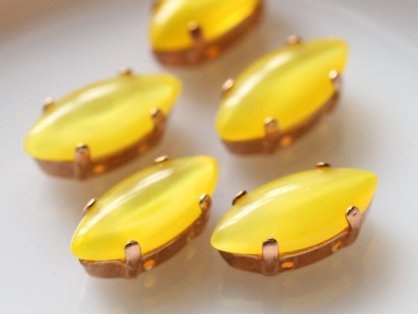 画像3: ドイツヴィンテージラインストーン　ナヴェット【イエロー・ムーンストーン】15×7ミリ　縫付け用台座　2個　 (3)