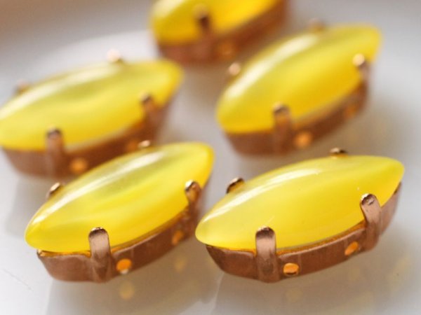 画像2: ドイツヴィンテージラインストーン　ナヴェット【イエロー・ムーンストーン】15×7ミリ　縫付け用台座　2個　 (2)