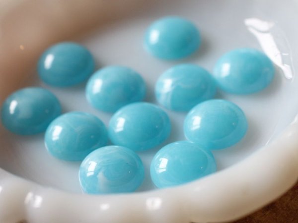 画像2: ドイツヴィンテージのカボション【ミニ・濃　みずいろ】 2個　15mm (2)