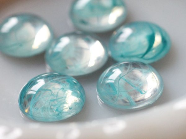 画像5: ドイツヴィンテージのカボション【ミニ・クリアーみずいろマーブル】 2個　15mm (5)