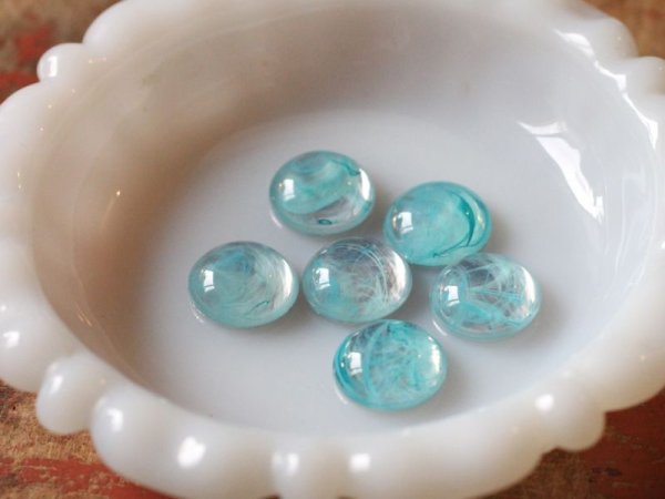 画像3: ドイツヴィンテージのカボション【ミニ・クリアーみずいろマーブル】 2個　15mm (3)