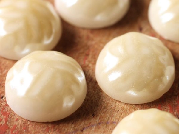 画像2: ヴィンテージのバロックパールカボション【プラスチック・アイボリー16mm】　2個 (2)
