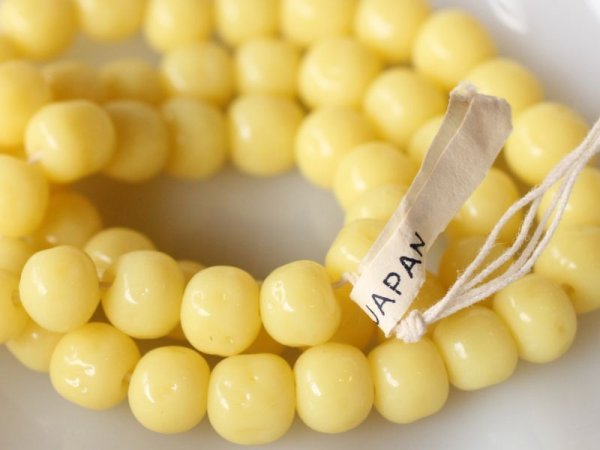 画像2: ジャパンヴィンテージ　ペールイエローバロックビーズ　約7-8ミリ　約50粒 (2)