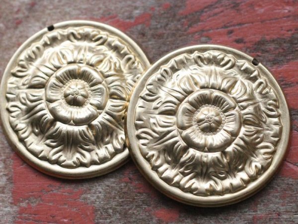 画像2: USA真鍮製　フラワーロゼッタドロップ２個　直径29.5ミリ (2)