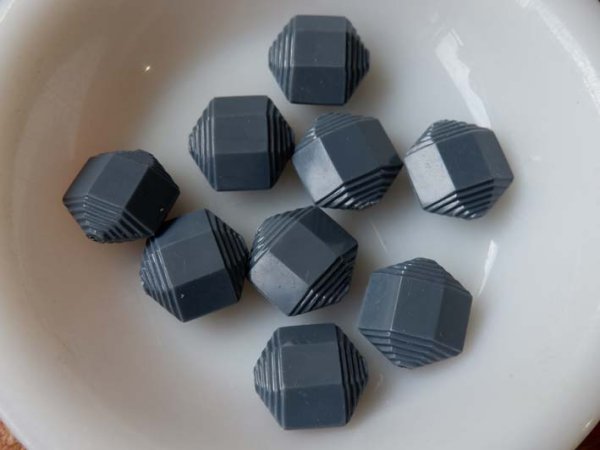 画像2: ドイツヴィンテージのルーサイトビーズ【6角形グレー】19mm (2)