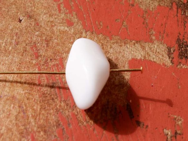 画像4: ヴィンテージ ルーサイトビーズ【変形ホワイト】6個 (4)