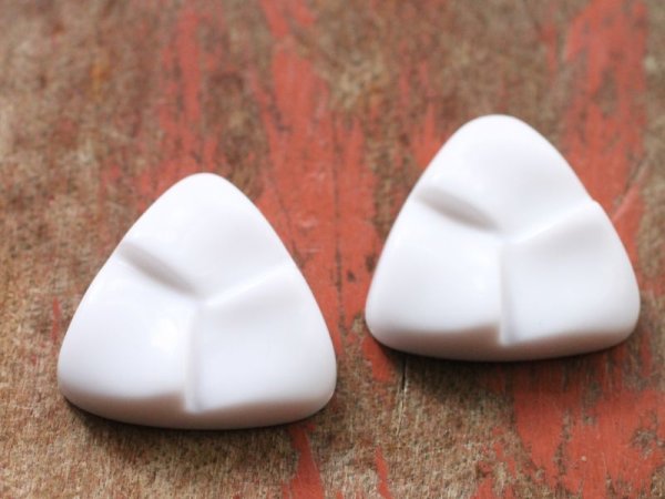 画像3: ジャパンヴィンテージ　ルーサイトのカボション　【ホワイトトライアングル】2個 (3)