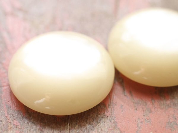 画像2: ジャパンヴィンテージのカボション　【マザーオブパール風スムース　アイボリー23ミリ】2個 (2)