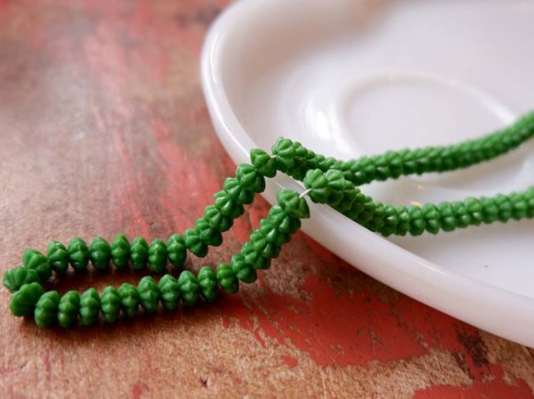 画像3: チェコヴィンテージ・ガラスビーズ【フラワー・オペーク・グリーン】バラ　約95個　 (3)