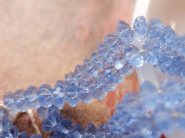 画像2: チェコヴィンテージ・ガラスビーズ【フラワー・透明ブルー】約バラ　約95個　 (2)