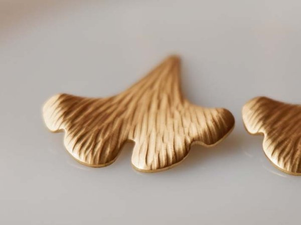 画像2: USA真鍮製 　型押しギンコ（イチョウ）ドロップ2個 (2)