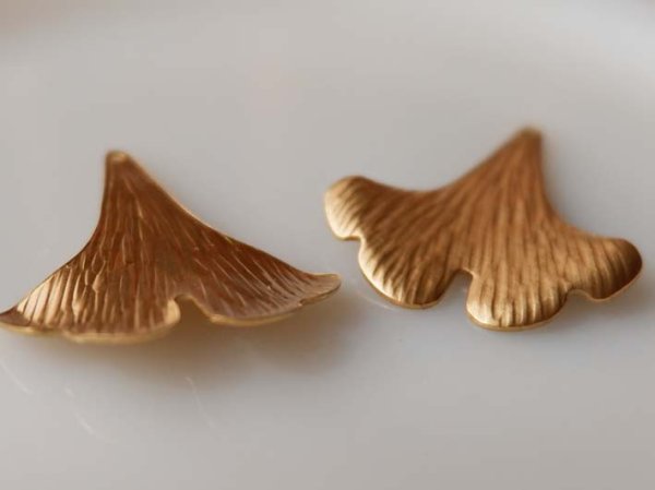 画像3: USA真鍮製 　型押しギンコ（イチョウ）ドロップ2個 (3)