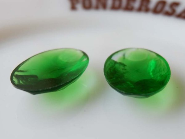 画像2: ドイツヴィンテージのルーサイト系カボション【シェイブド・オーバル・透明グリーン】2個 (2)