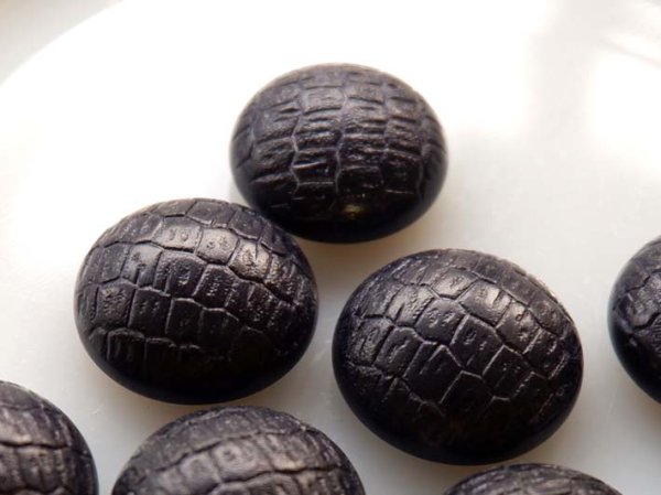 画像2: ヴィンテージのレザー風ウッドカボション【ワニ革風・ネイビー】17-18ミリ　2個 (2)