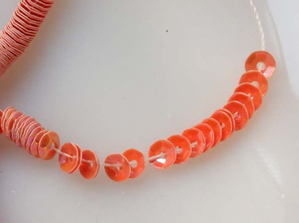 画像4: フランスヴィンテージのスパンコール【ピーチＡＢ・カップ4mm】1本　オートクチュール刺繍に。 (4)