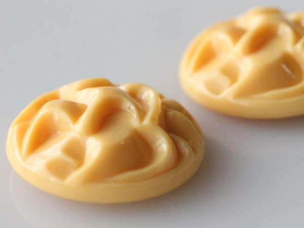 画像2: ドイツヴィンテージ　ルーサイトのカボション　【デコボコクリームイエロー】25ミリ　2個 (2)