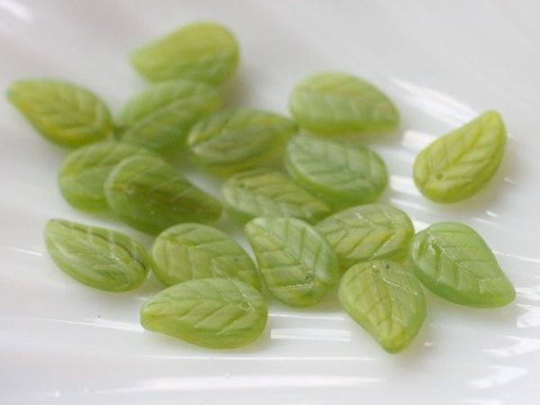 画像6: チェコヴィンテージ・ガラスビーズ【マットグリーン・リーフ】 (6)