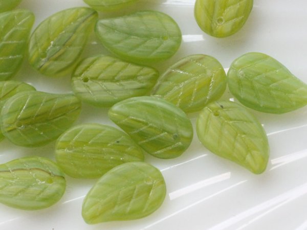 画像5: チェコヴィンテージ・ガラスビーズ【マットグリーン・リーフ】 (5)