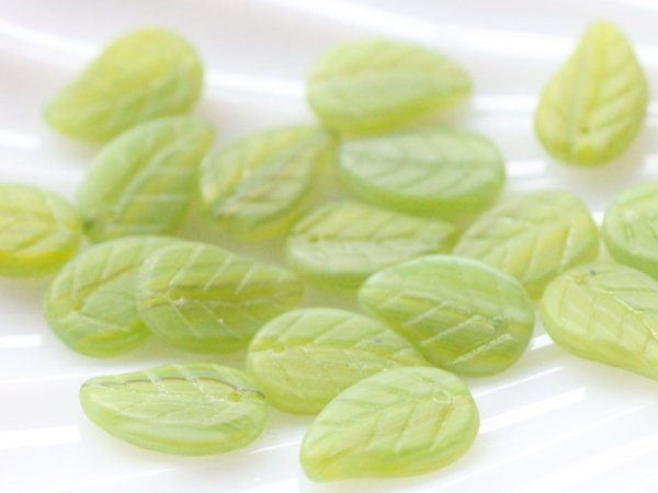 画像4: チェコヴィンテージ・ガラスビーズ【マットグリーン・リーフ】 (4)