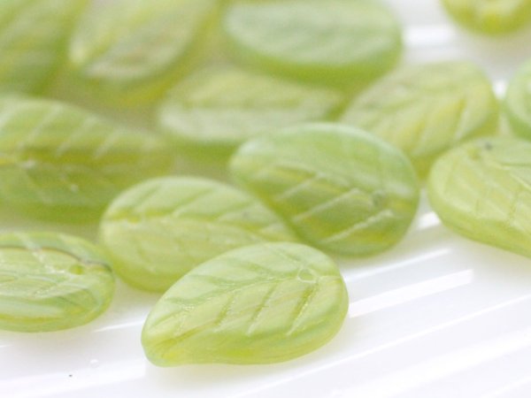 画像3: チェコヴィンテージ・ガラスビーズ【マットグリーン・リーフ】 (3)