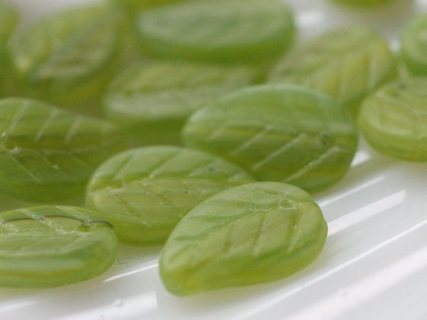 画像2: チェコヴィンテージ・ガラスビーズ【マットグリーン・リーフ】 (2)