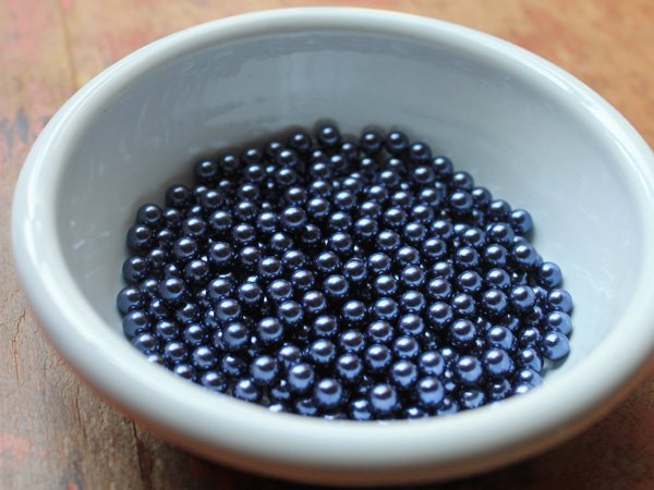 画像2: 穴なしパールビーズ(ガンメタに近いダークブルー)　5ミリ　約30個 (2)
