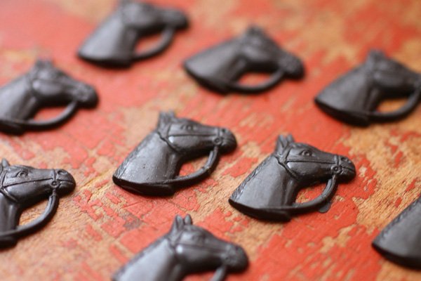 画像7: ヴィンテージ　プラスチック製ホースヘッド・チャコールグレー　4個 (7)