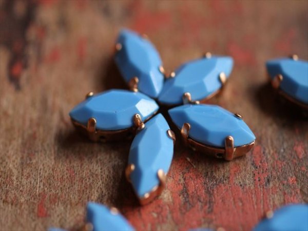 画像3: チェコヴィンテージ　水色のナヴェット型ラインストーン15*7mm＋縫付け用台座　2個 (3)