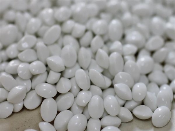 画像2: ジャパンヴィンテージの不透明ラインストーン　ホワイト・オーバル　7×5 　15個 (2)