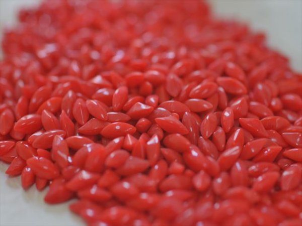 画像2: ジャパンヴィンテージの不透明ラインストーン　チェリーレッド　ナヴェット型　8×4 (2)