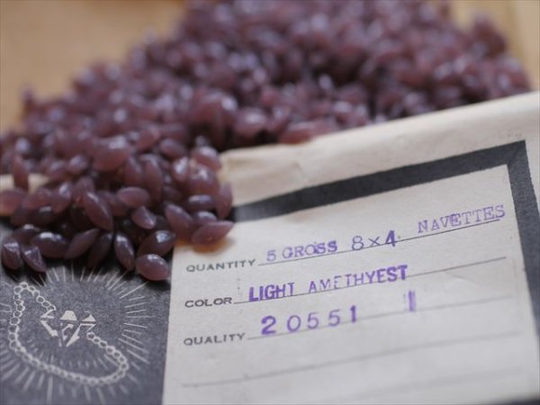 画像3: ジャパンヴィンテージの不透明ラインストーン　アメジスト ナヴェット型　8×4　20個 (3)