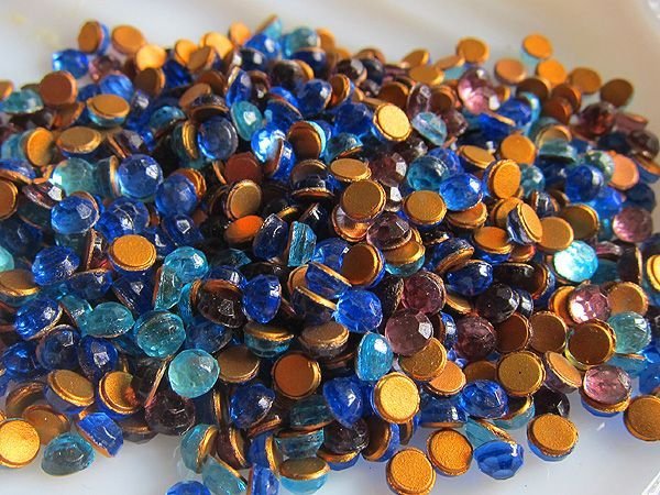 画像2: 西ドイツヴィンテージ　ブルー系フラットバックラインストーン20ss　4ミリ 5グラム (2)