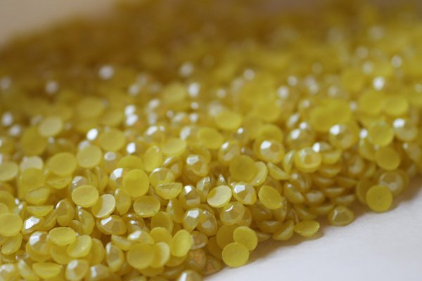 画像2: 在庫限り★ドイツヴィンテージのフラットバックのラインストーン【光沢きいろ】3.5g (2)