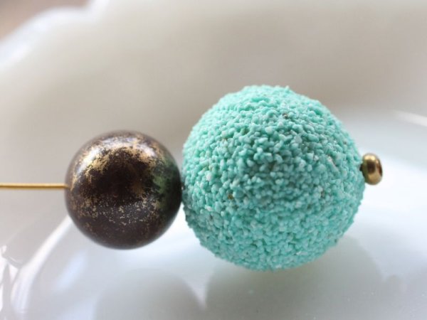 画像9: ドイツヴィンテージの紙芯ビーズ　【つぶつぶエメラルドグリーン】21mm (9)