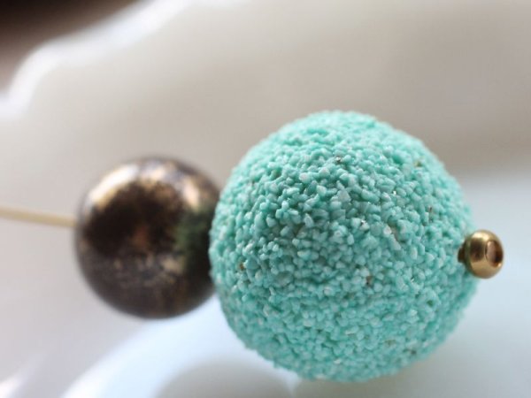 画像10: ドイツヴィンテージの紙芯ビーズ　【つぶつぶエメラルドグリーン】21mm (10)