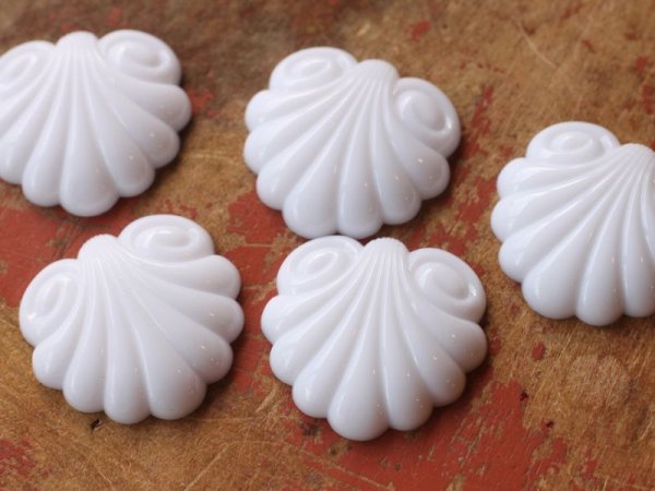 画像2: ドイツヴィンテージ　ルーサイトのカボション　【アールヌーボ・シェル・ホワイト】2個 (2)