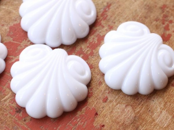 画像3: ドイツヴィンテージ　ルーサイトのカボション　【アールヌーボ・シェル・ホワイト】2個 (3)