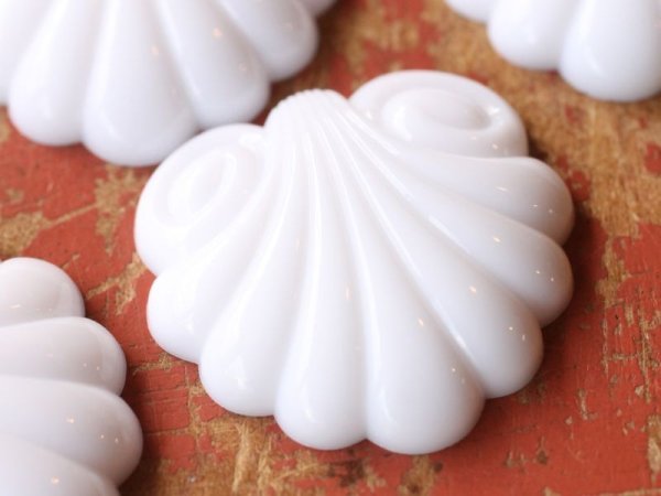 画像5: ドイツヴィンテージ　ルーサイトのカボション　【アールヌーボ・シェル・ホワイト】2個 (5)