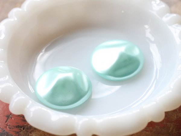 画像3: ヴィンテージ・ルーサイト系パールカボション【ラージバロック・ブルー 28mm】2個 (3)