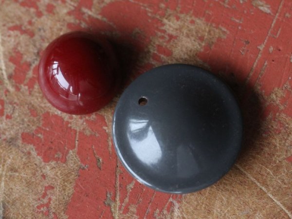 画像3: ヴィンテージ ルーサイトラウンド・ソーサードロップ【ダークグレー27mm】2個 (3)